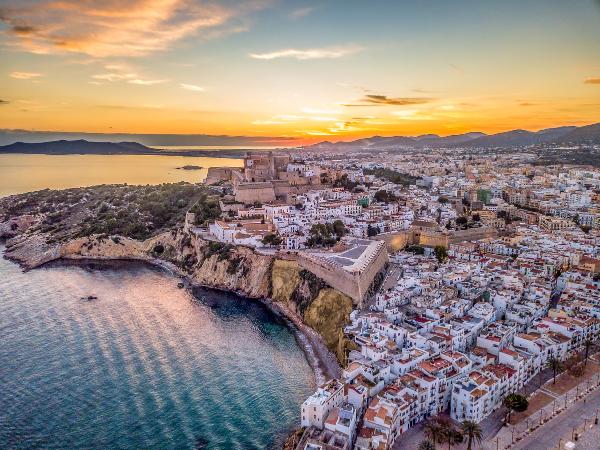 Blick auf Ibiza Stadt bei Sonnenuntergang 